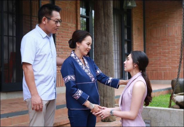 Biết con trai ngoại tình đòi ly hôn, mẹ chồng tôi đưa mảnh giấy khiến anh lập tức quỳ gối nhận sai