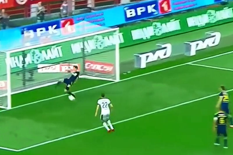 CLIP: Những tình huống cứu thua của các hậu vệ khiến người xem 'mắt chữ A, miệng chữ O'