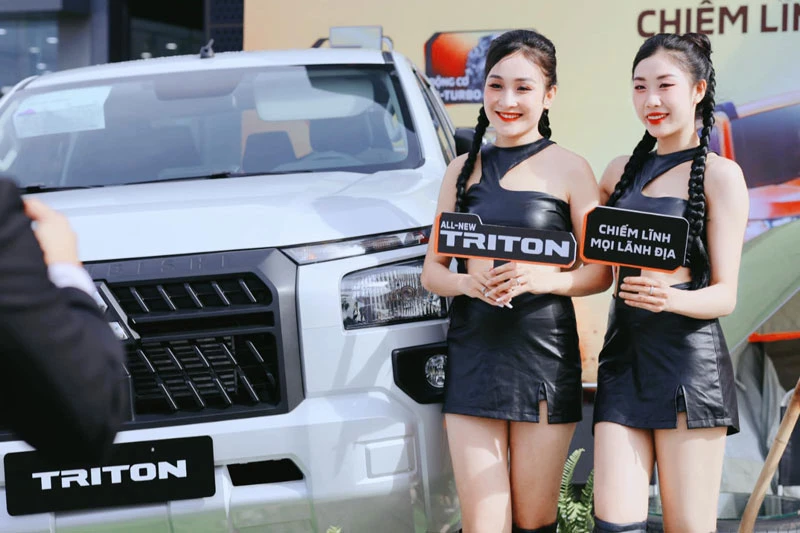 2 người đẹp bên Mitsubishi Triton.