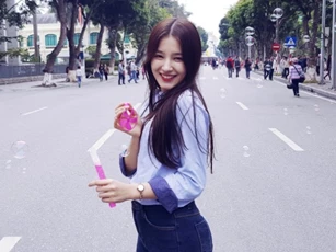 Hot girl phố đi bộ Hà Nội 1 thời giờ là mỹ nhân đẹp vượt mặt BLACKPINK