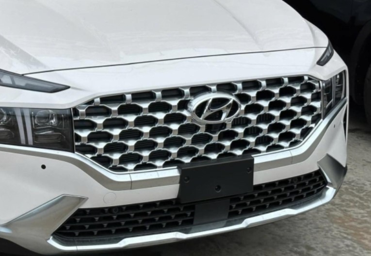 Hyundai Santa Fe bản dầu chạy lướt bị 'hét giá' tới 1,35 tỷ đồng, đắt hơn cả xe mới