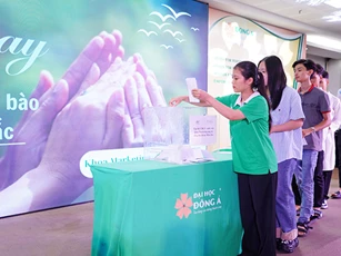 Đại học Đông Á dành học bổng toàn phần bậc đại học cho học sinh THPT Làng Nủ
