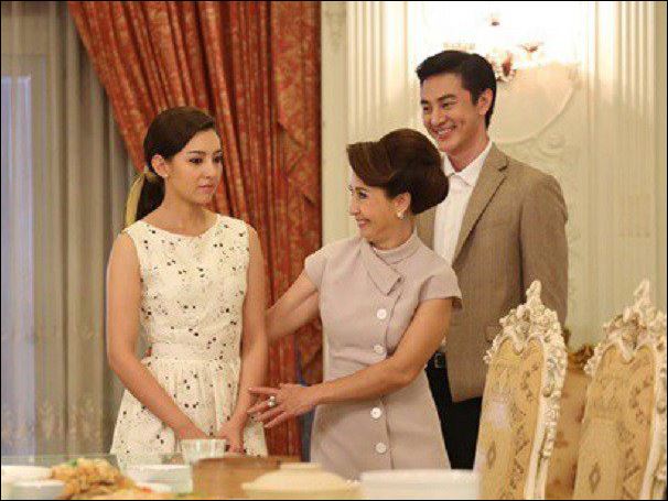 Bồ của chồng tới tận nhà “ghi điểm” nhưng mẹ anh chỉ vào vật dưới gầm giường cô ta về vội