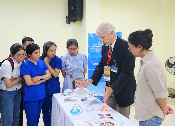 Chuyên gia Mayo Clinic (Hoa Kỳ) hướng dẫn các y, bác sĩ Việt Nam thực hành cấp cứu theo nhóm.