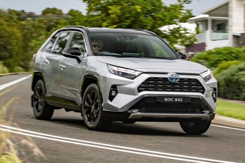 Toyota RAV4 vẫn bỏ xa Honda CR-V.