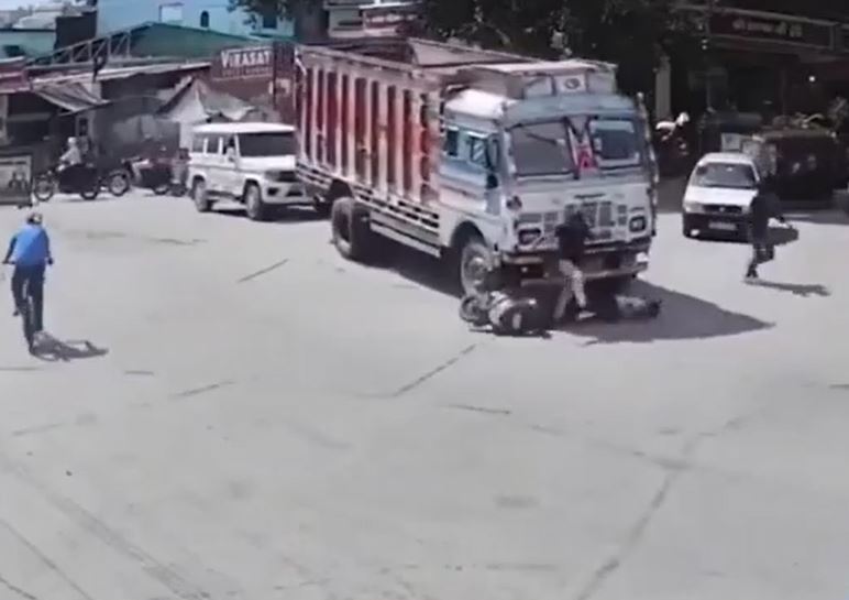 CLIP: Điều khiển xe thiếu quan sát, 2 người đàn ông bị xe tải 'nuốt chửng'