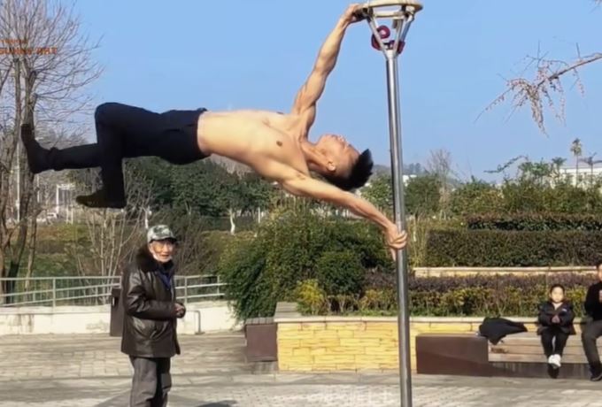 CLIP: 'Lác mắt' với những màn biểu diễn của những cao thủ ngoài đời thực