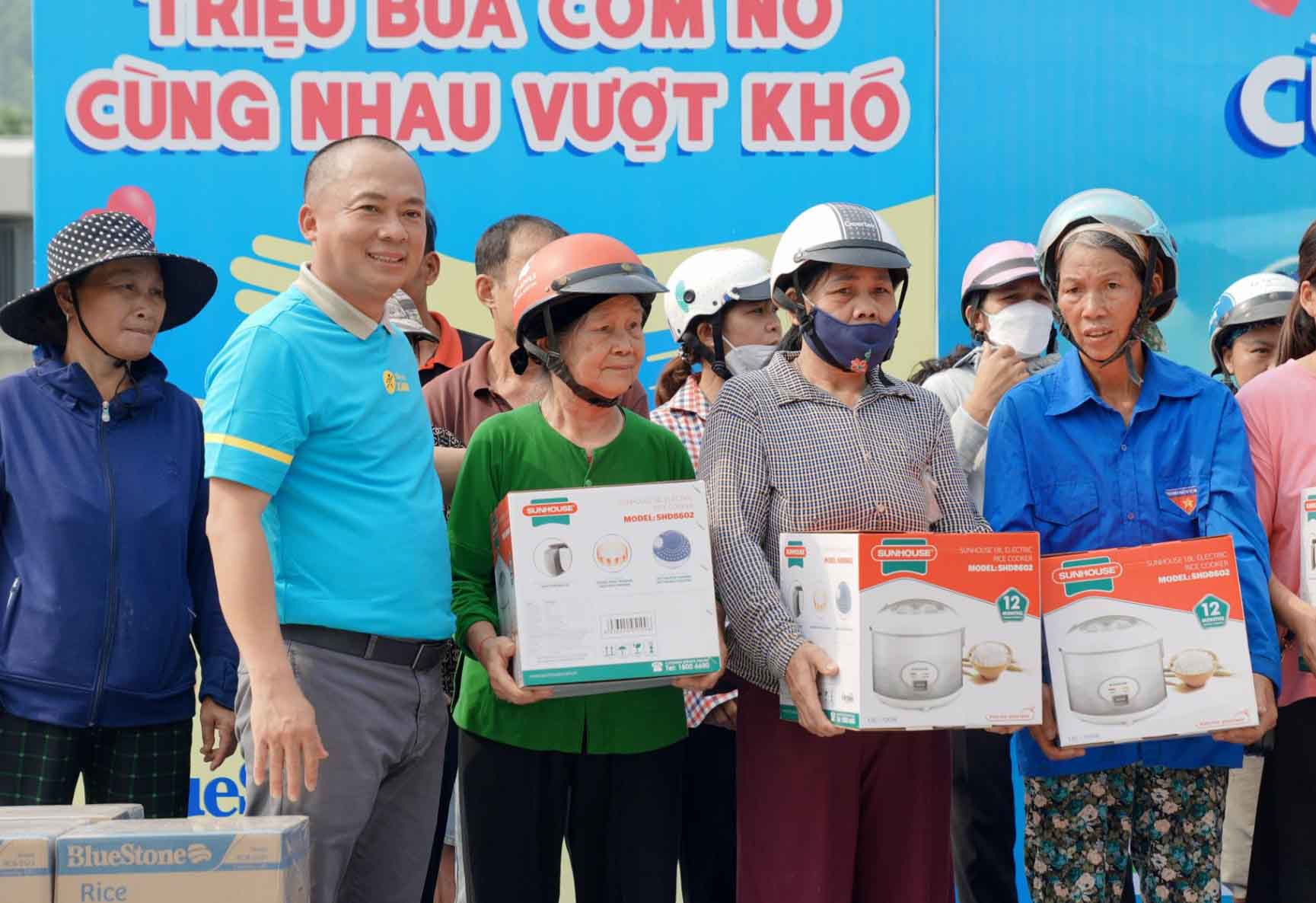 Trao nồi cơm điện hỗ trợ người dân gặp khó khăn do bão lũ tại Lào Cai