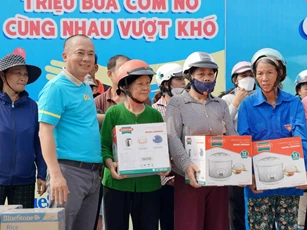 Trao nồi cơm điện hỗ trợ người dân gặp khó khăn do bão lũ tại Lào Cai