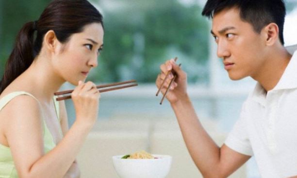 Chê bố mẹ tôi không biết dạy con, chồng dọa ngừng ở rể