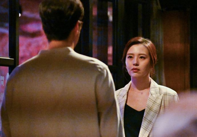 Cứ 8h tối là vợ bầu đi ra ngoài một mình, tôi tò mò theo sau thì điếng người trước cảnh tượng đau lòng