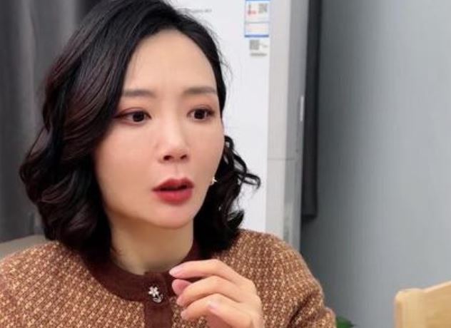 Vừa sinh con xong, mẹ chồng mang tặng một món đồ cũ kỹ, tôi định vứt đi thì sững sờ nhìn thấy thứ bên trong