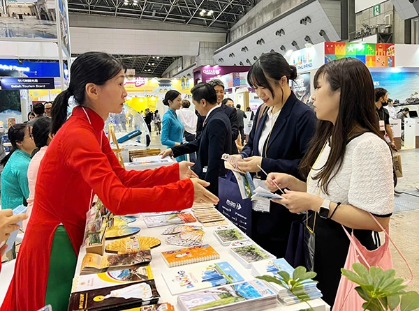 Gian hàng Danang FantastiCity & Vietnam Airlines thu hút nhiều sự quan tâm của khách tham quan hội chợ Tourism Expo Japan 2024.