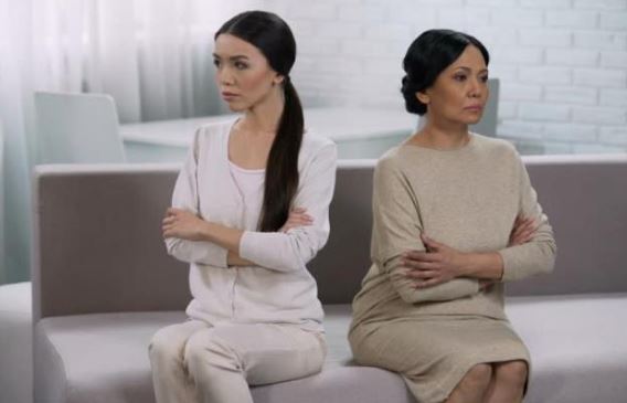 Tôi cấm cửa mẹ chồng khi phát hiện bà lén lắp camera trong nhà tôi