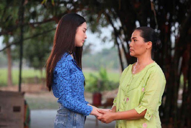 Con dâu bầu làm đổ mâm cỗ cúng bị họ hàng chê, mẹ chồng chạy lại bênh chằm chặp