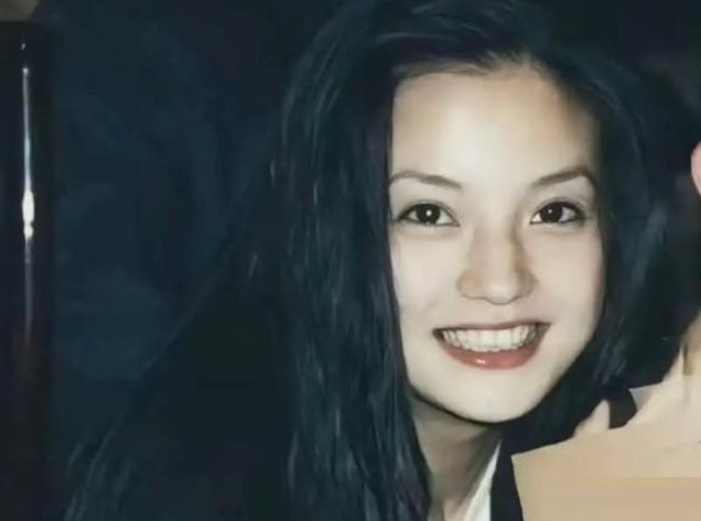 Tri&#x1EC7;u Vy th&#x1EDD;i &#x110;&#x1EA1;i h&#x1ECD;c c&#xF3; nhan s&#x1EAF;c ra sao m&#xE0; khi&#x1EBF;n d&#xE2;n m&#x1EA1;ng &#x27;r&#x1EA7;n r&#x1EA7;n&#x27;?