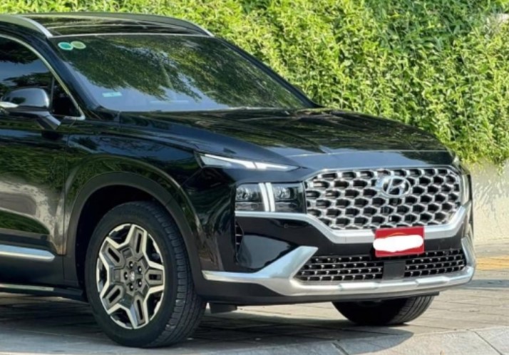 Bất ngờ với giá rao bán của Hyundai Santa Fe bản dầu chạy lướt 14.000 km trên sàn xe cũ