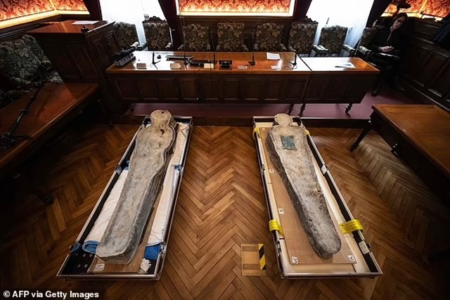 Bí ẩn về chiếc quan tài rùng rợn được phát hiện dưới nhà thờ Đức Bà, danh tính thi thể gây bất ngờ