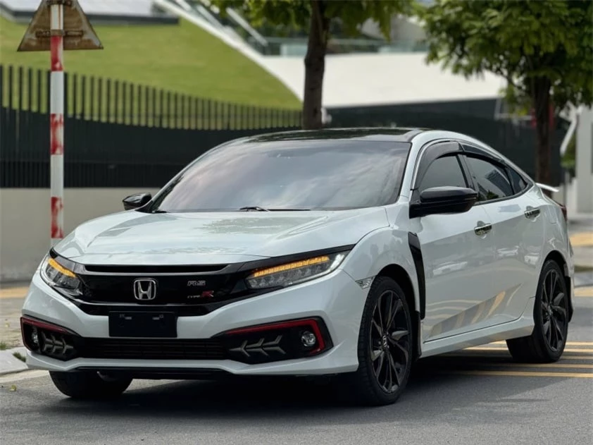 Lăn bánh 5 năm, Honda Civic RS 2019 được rao bán với giá sốc 533828