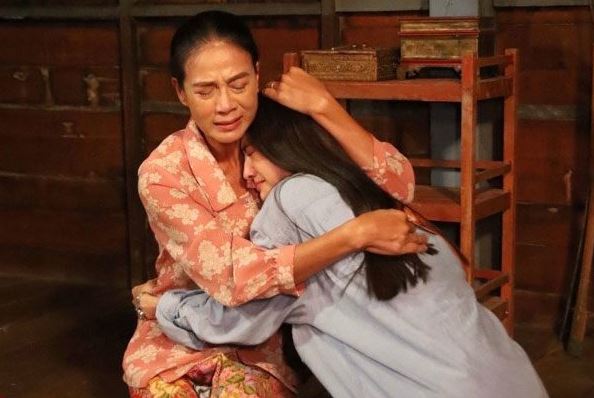 Giận mẹ khi con gái đẻ không chăm, vô tình nghe câu chuyện của nhà chồng tôi òa khóc ân hận