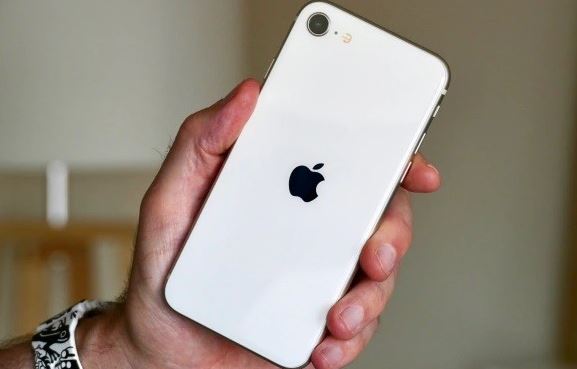 Chưa có iPhone SE 4, đây vẫn là vua iPhone giá rẻ tại Việt Nam, nhỏ gọn mạnh ngang iPhone 13 Pro Max