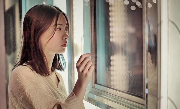 Nửa đêm không thấy chồng, tôi đi tìm thì bất ngờ nghe giọng nói của anh ở phòng kế bên