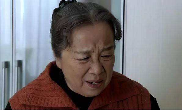 Mới tròn tháng ở cữ, mẹ chồng đã đòi tôi chia tiền thai sản, ngỡ ngàng hơn là hành động tiếp theo của bà