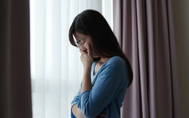 Đêm trước ngày cưới, cha nuôi đứng trước cửa phòng, tim tôi nghẹn lại khi thấy ông cầm 1 thứ trên tay