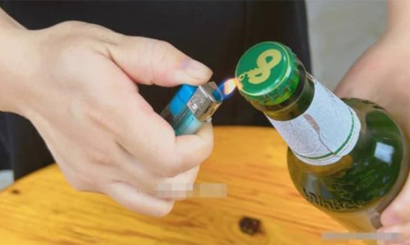 Trên nắp chai bia có “cơ chế nhỏ”, các chị em gái có thể mở dễ dàng trong 1 giây mà không cần dụng cụ khui chai