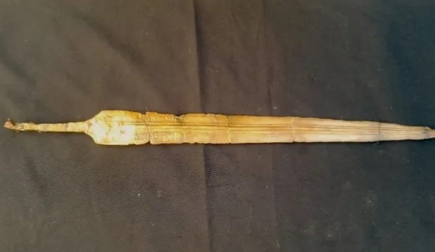 Tìm thấy thanh kiếm vàng 3.200 năm tuổi khắc dòng chữ 'Ramesses II'