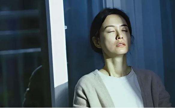 Vợ bầu 3 tháng, chồng có thói quen tắm lâu, lén để ý tôi lặng người nghe thấy tiếng trong nhà tắm