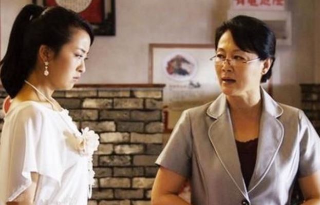 Thấy cả nhà chồng đến thăm, tôi chỉ muốn có lỗ nẻ để chui xuống