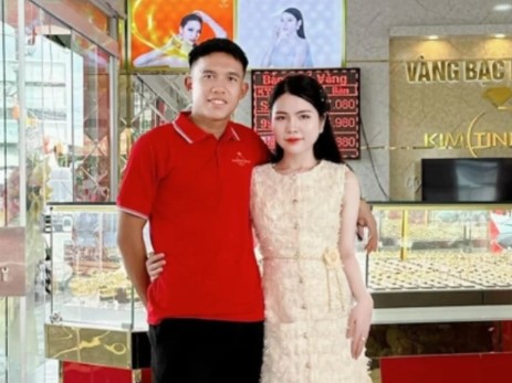 Cầu thủ U23 Việt Nam cưa đổ cô chủ tiệm vàng: Bên nhau từ năm 17 tuổi