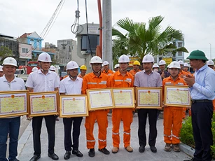 Hỗ trợ khôi phục lưới điện sau bão số 3, EVNCPC được Chủ tịch tỉnh Quảng Ninh tặng Bằng khen