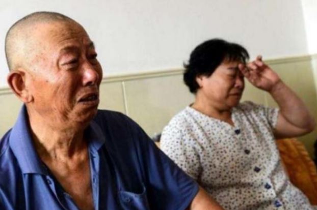 Anh tôi kiếm 100 triệu/tháng, vậy mà ngày bố mẹ xây nhà xong, người ta đến yêu cầu bán nhà trả nợ cho anh ấy