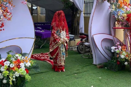 &#x110;&#xE1;m c&#x1B0;&#x1EDB;i ch&#xFA; r&#x1EC3; c&#x1B0;&#x1EE1;i ng&#x1EF1;a, c&#xF4; d&#xE2;u tr&#xF9;m kh&#x103;n, &#x111;i ki&#x1EC7;u nh&#x1B0; phim c&#x1ED5; trang g&#xE2;y tranh c&#xE3;i