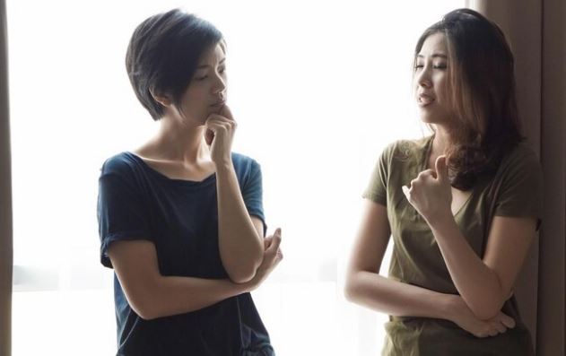 Em chồng khoe lương 40 triệu/tháng, tôi cười mỉa chỉ vào chiếc máy giặt trong góc nhà mà em xấu hổ cúi gằm mặt