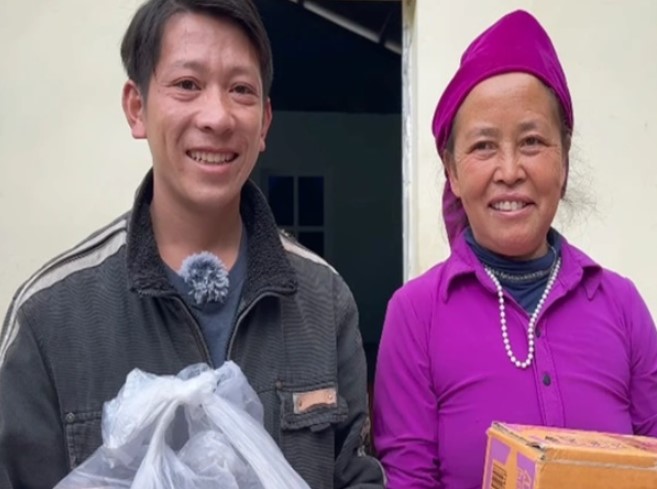 Gia đình độc lạ ở Việt Nam: vợ hơn chồng 27 tuổi, có 4 con riêng lớn tuổi hơn cả chồng