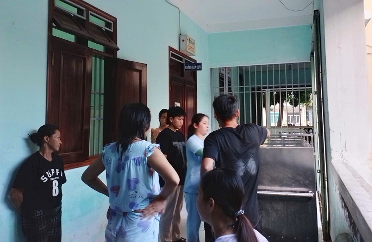 Rưng rưng lần đầu ăn cơm từ thiện trong bệnh viện