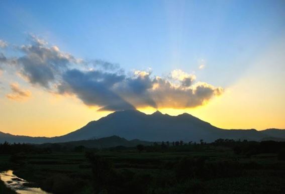 Giải mã bí ẩn về ngọn núi Tổ linh thiêng nhất Việt Nam: Từng khiến người Pháp sửng sốt, đang thờ vị thần đứng đầu Tứ bất tử
