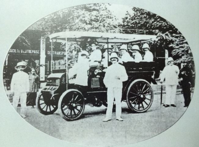 H&#xE9; l&#x1ED9; th&#xE2;n th&#x1EBF; ng&#x1B0;&#x1EDD;i Vi&#x1EC7;t Nam &#x111;&#x1EA7;u ti&#xEA;n mua &#x111;&#x1B0;&#x1EE3;c &#xF4; t&#xF4;, v&#x1B0;&#x1EE3;t m&#x1EB7;t c&#x1EA3; vua B&#x1EA3;o &#x110;&#x1EA1;i v&#xE0; c&#xF4;ng t&#x1EED; B&#x1EA1;c Li&#xEA;u