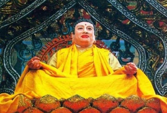 &#x110;&#x1EE9;ng &#x111;&#x1EA7;u c&#xF5;i Ph&#x1EAD;t, t&#x1EA1;i sao Ph&#x1EAD;t T&#x1ED5; Nh&#x1B0; Lai l&#x1EA1;i c&#xF3; t&#xF3;c, kh&#xE1;c h&#x1EB3;n c&#xE1;c &#x111;&#x1EC7; t&#x1EED; c&#x1EA1;o tr&#x1ECD;c &#x111;&#x1EA7;u?