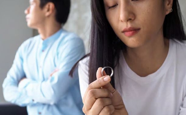 Ngày làm thủ tục ly hôn, em trai gọi điện hồ hởi hỏi một câu khiến tôi vội vàng xé đơn rồi xin chồng quay lại