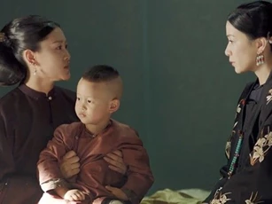 Làm vú nuôi thời xưa khó như thế nào? Ngoài việc cho Công chúa và Hoàng tử bú, còn có thể phải làm việc đáng xấu hổ này!