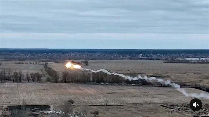 Trực thăng Nga trúng tên lửa vác vai trên chiến trường Ukraine.