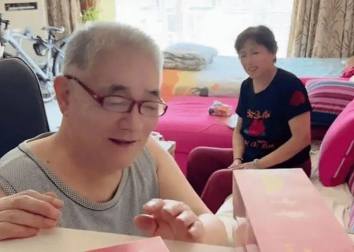 Bố mẹ chồng cũ bỗng gọi đến nhà sau 20 năm ly hôn, người phụ nữ sững sờ khi thấy một thứ