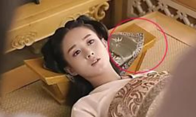 Tại sao những chiếc gối cổ xưa làm bằng sứ và gỗ, cao và rất cứng, họ ngủ có đau đầu không?