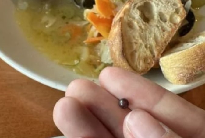 Đang thưởng thức hải sản trong nhà hàng, người đàn ông bỗng nhả được món trang sức quý hiếm