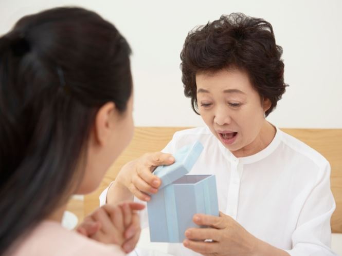 Tặng mẹ chồng túi xách hàng hiệu gần 10 triệu, ngày hôm sau, tôi ngỡ ngàng khi thấy bà đi chợ, mua thịt cá bỏ đầy túi