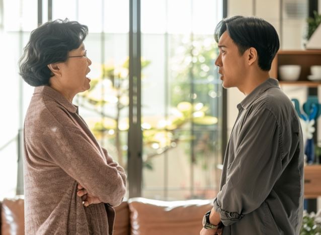 Vợ bỏ nhà đi, con rể chăm sóc mẹ vợ bệnh tật suốt 5 năm, khi bà mất, để lại tờ di chúc khiến mọi người đều xôn xao